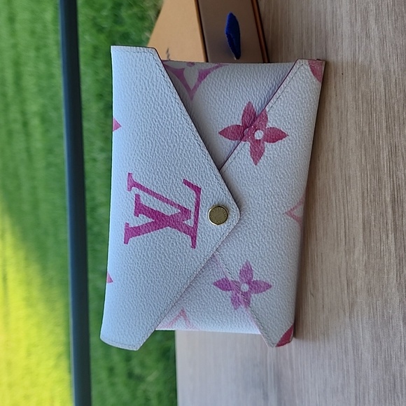 Louis Vuitton Kirigami Pochette Medium Pink By the Pool Collection 2023 - Picture 1 of 11